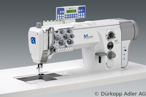827-260122-M Двухигольная швейная машина с плоской платформой, с нижним и игольным продвижением материала. С прямым встроенным приводом DA Direct Drive с блоком управления DAC classic и пультом управления OP1000.  M-TYPE (0827 990202 006)