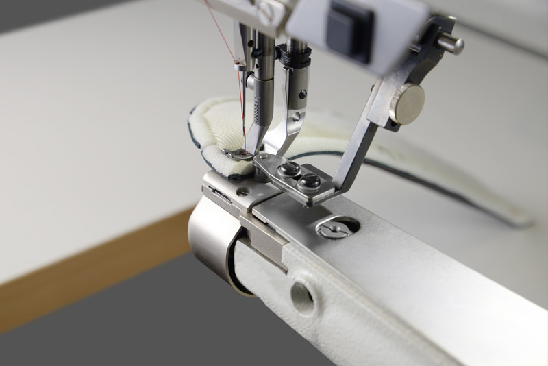 Пример применения PFAFF 335 Одноигольная машина с рукавной платформой челночного стежка с верхним и нижним и игольным продвижением